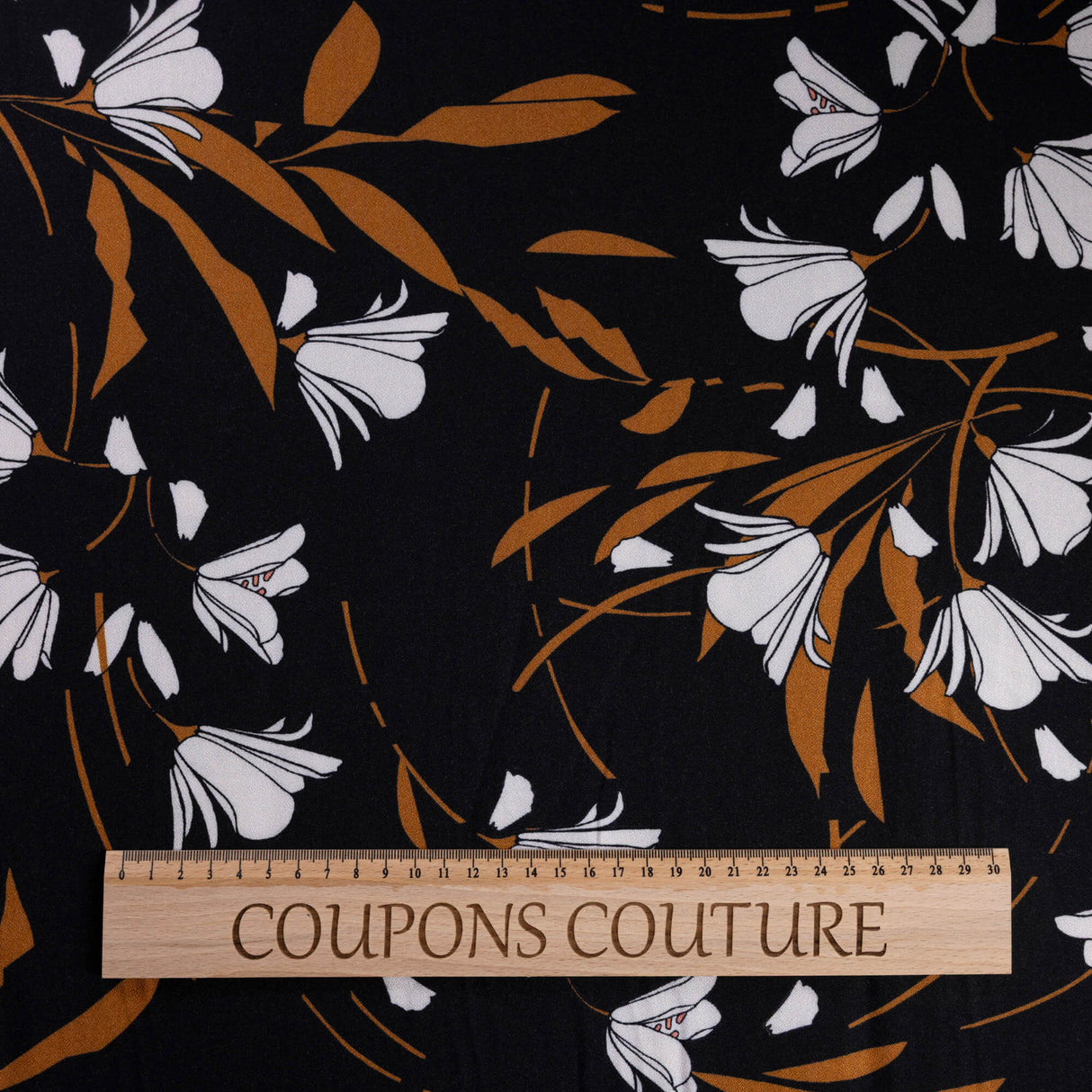 Crêpe 100% viscose - Fleurs blanches et camel fond noir