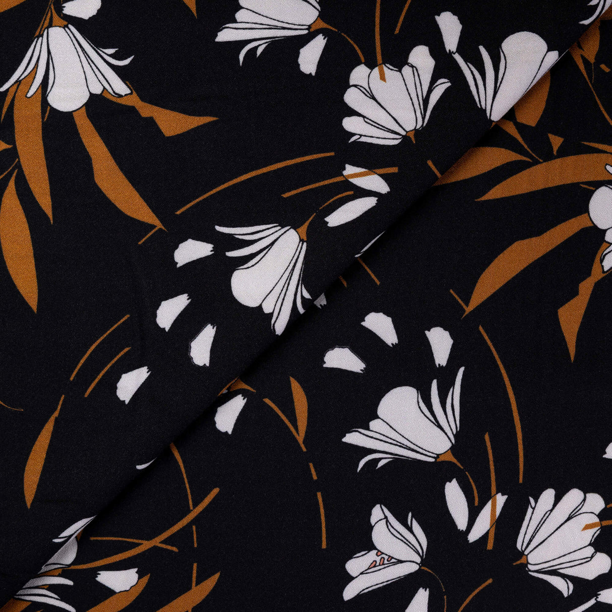 Crêpe 100% viscose - Fleurs blanches et camel fond noir