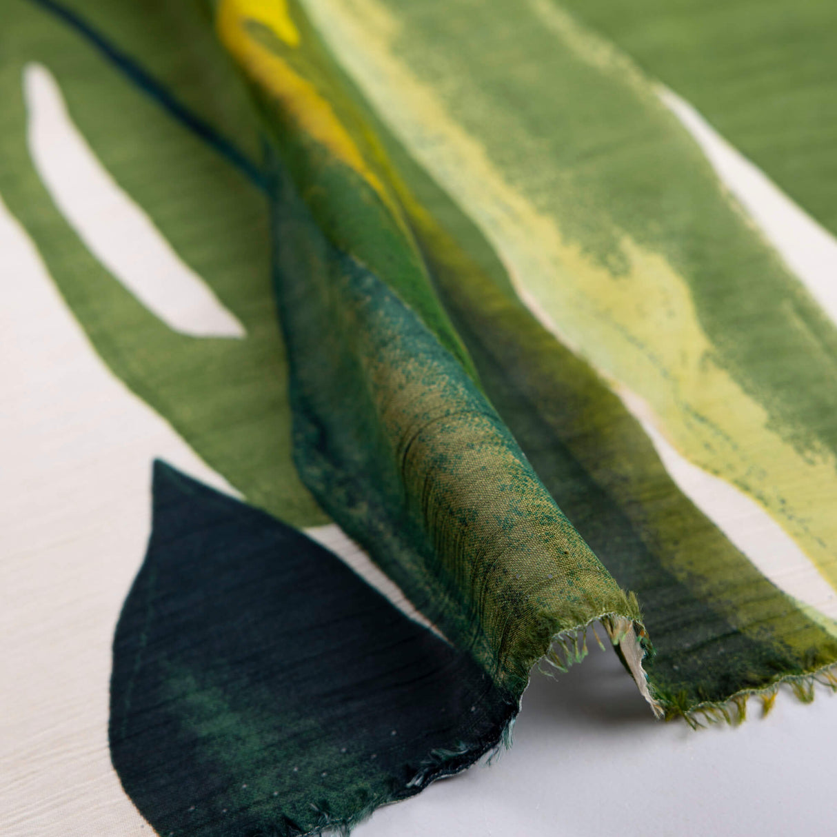 Mousseline froissée 100% viscose – Feuillage tropical vert
