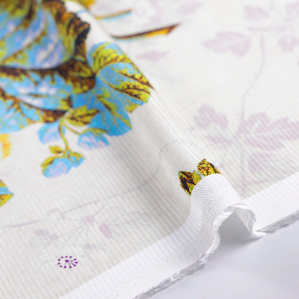 Twill bande satin viscose - Fleurs violettes fond blanc