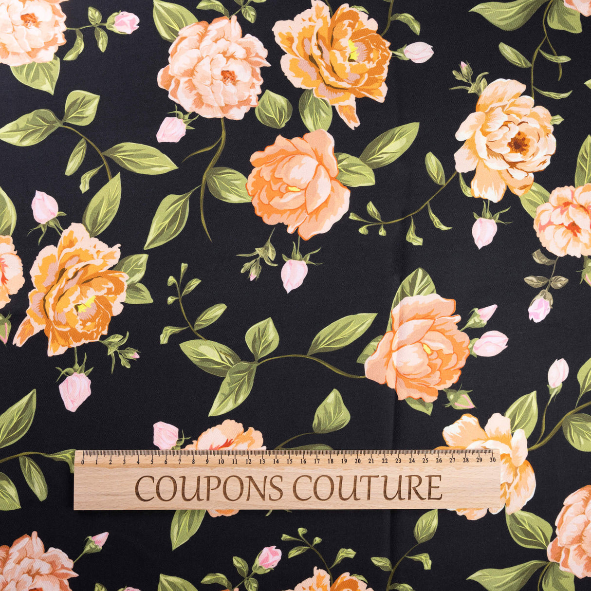 Twill 100% viscose - Roses poudrées fond noir