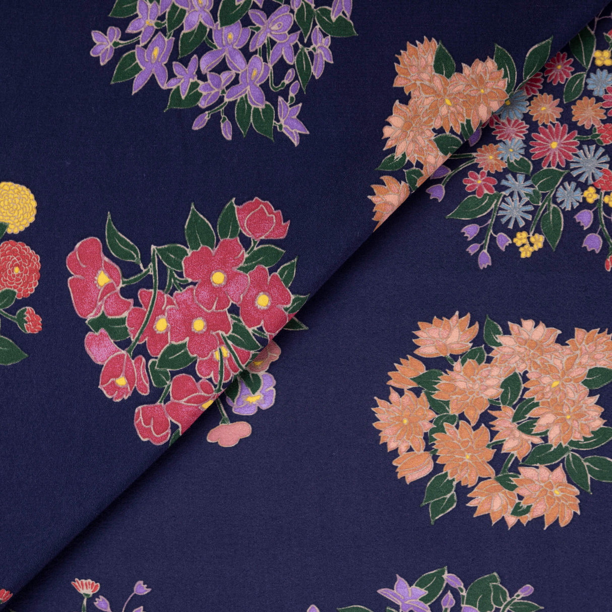 Crêpe 100% viscose - Bouquet fleuri multicolore fond marine