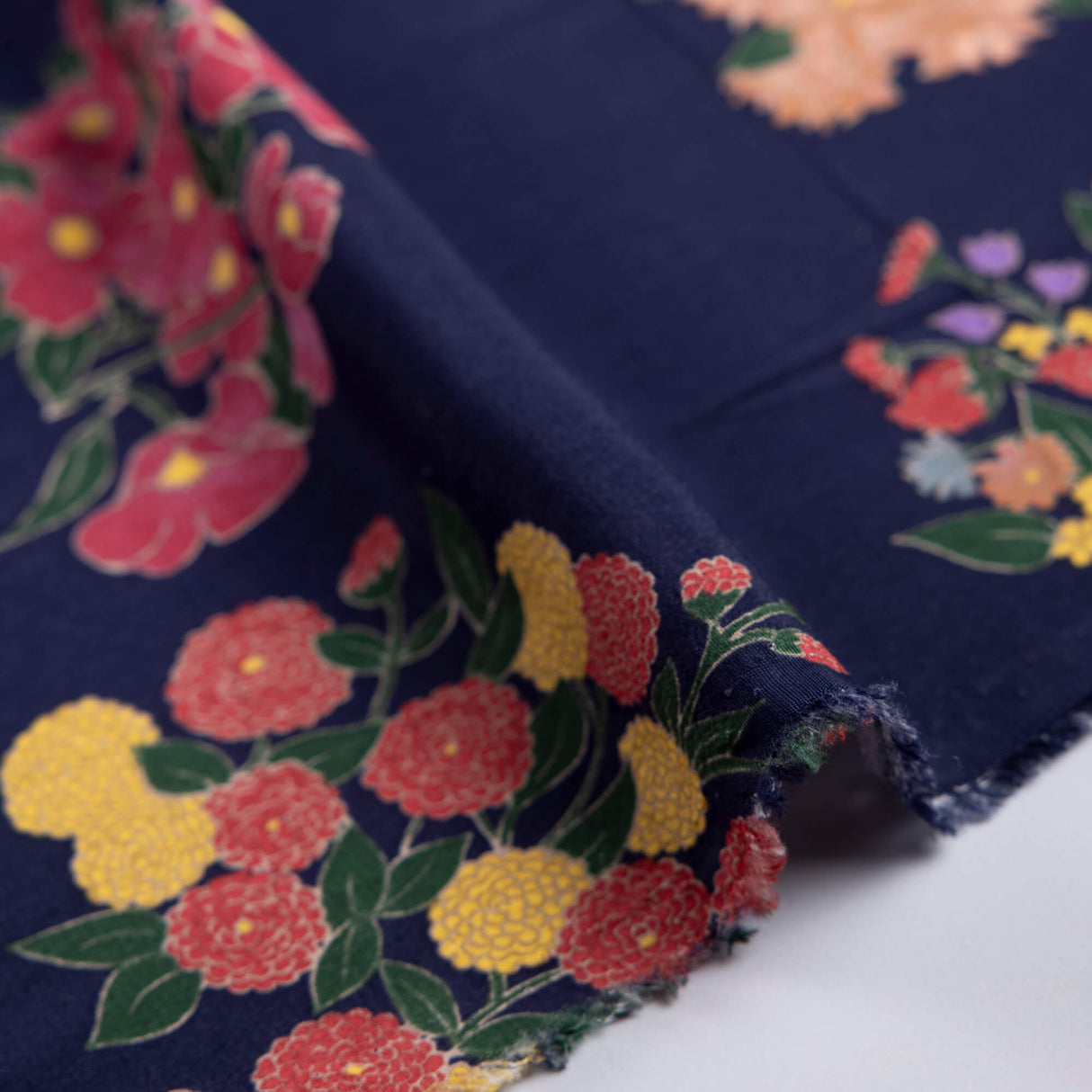 Crêpe 100% viscose - Bouquet fleuri multicolore fond marine