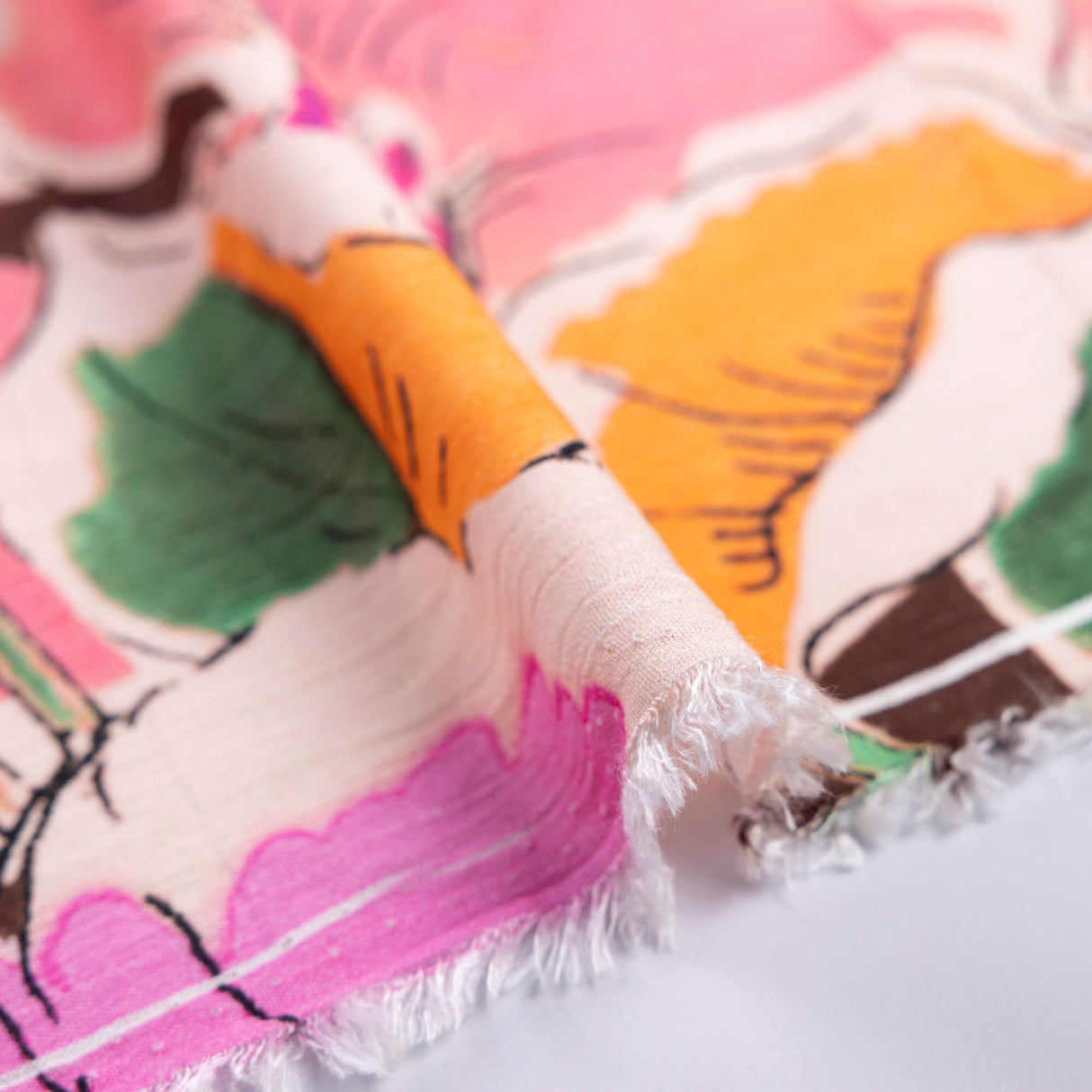 Crêpon 100% viscose - Grandes fleurs roses fond chocolat
