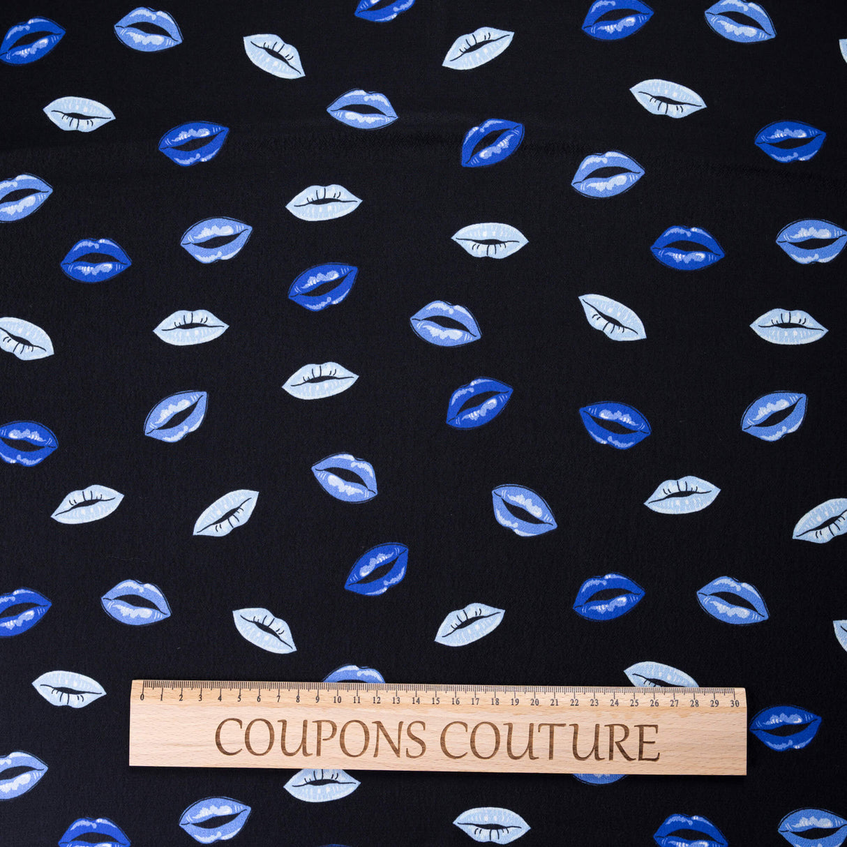 Crêpe 100% viscose - Lèvres bleues fond noir