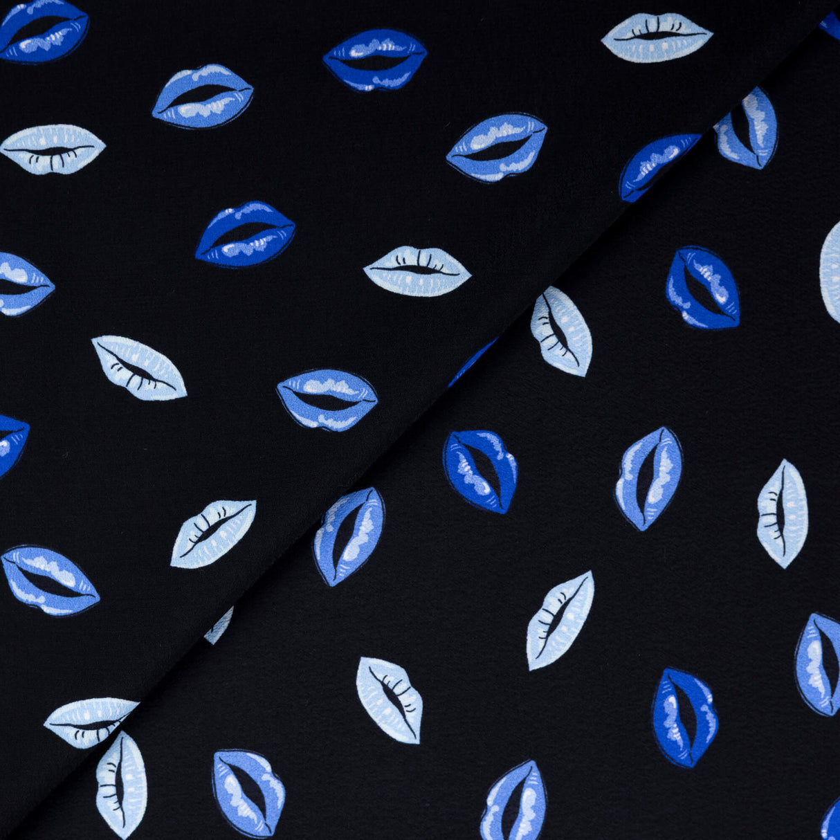 Crêpe 100% viscose - Lèvres bleues fond noir