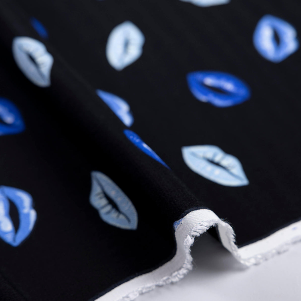 Crêpe 100% viscose - Lèvres bleues fond noir