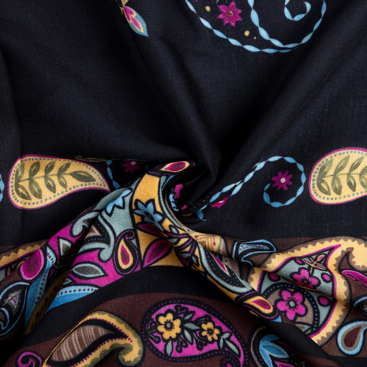 Crêpe 100% viscose - Cachemire fuchsia et bleu fond noir