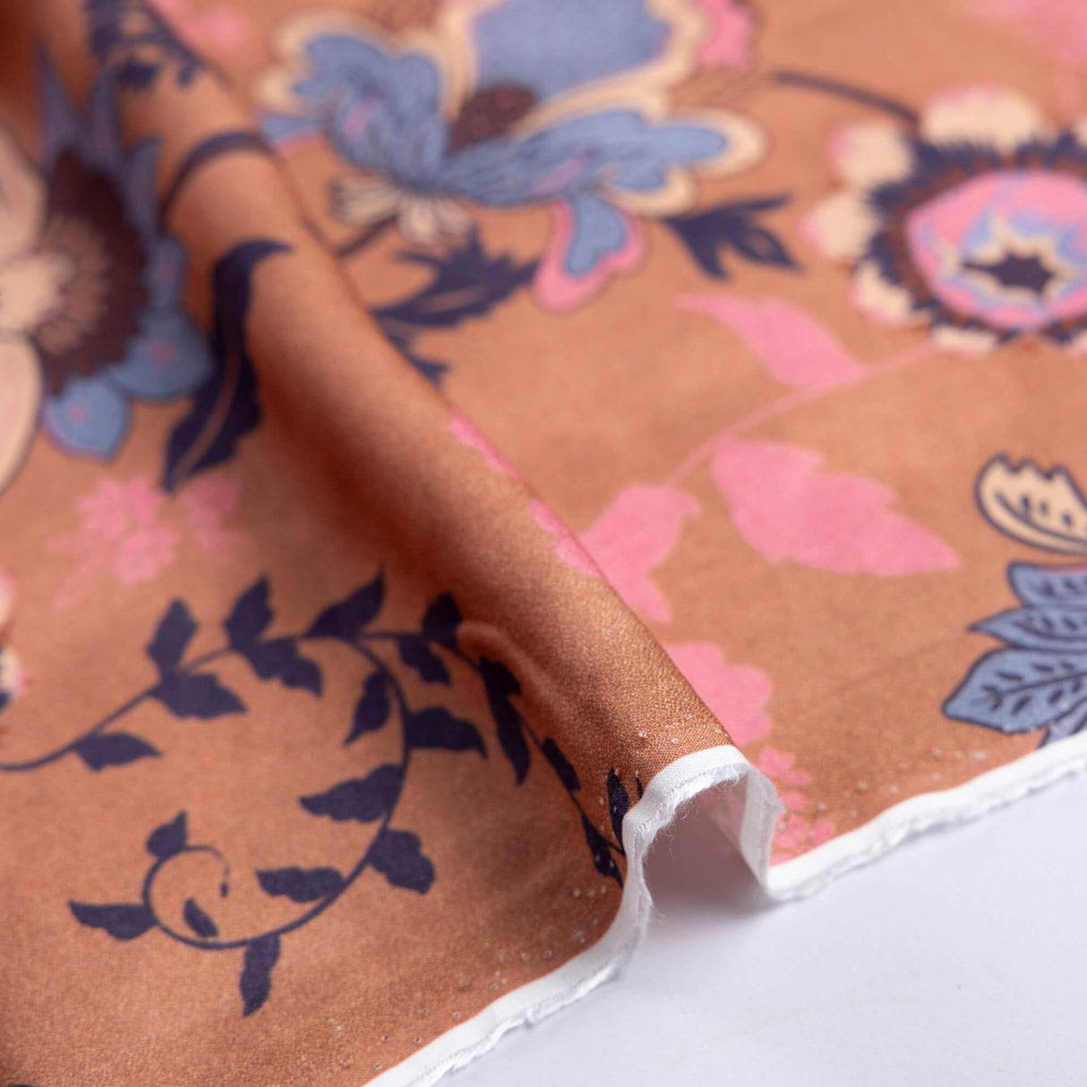 Crêpe 100% viscose - Fleurs roses fond terracotta