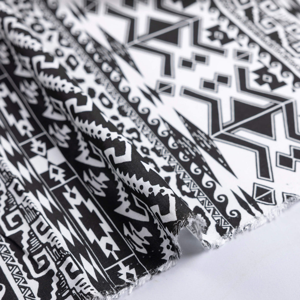 Étoffe 100% viscose - Motif ethnique noir & blanc