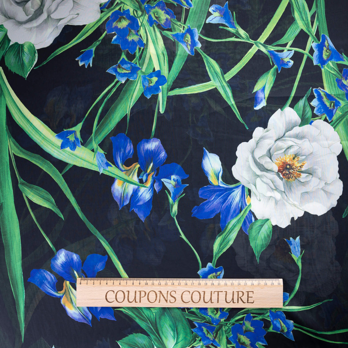 Satin léger - Fleurs bleues fond noir