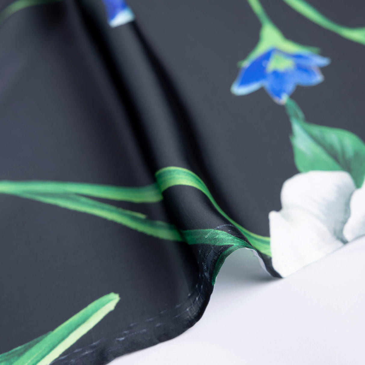 Satin léger - Fleurs bleues fond noir