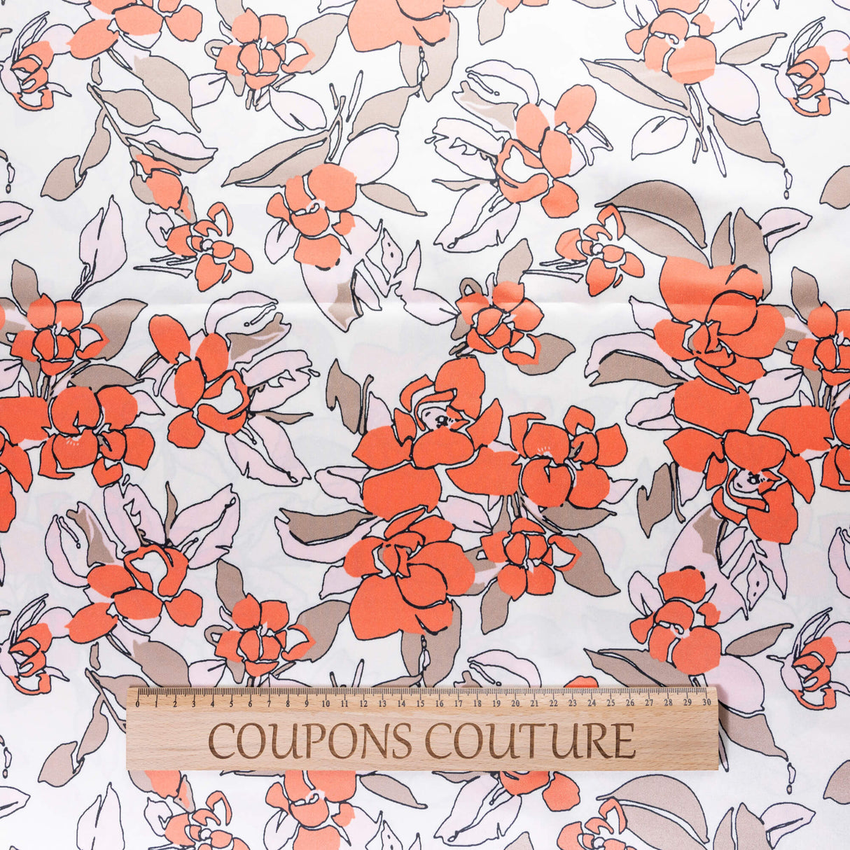 Satin lourd – Fleurs corail fond ivoire