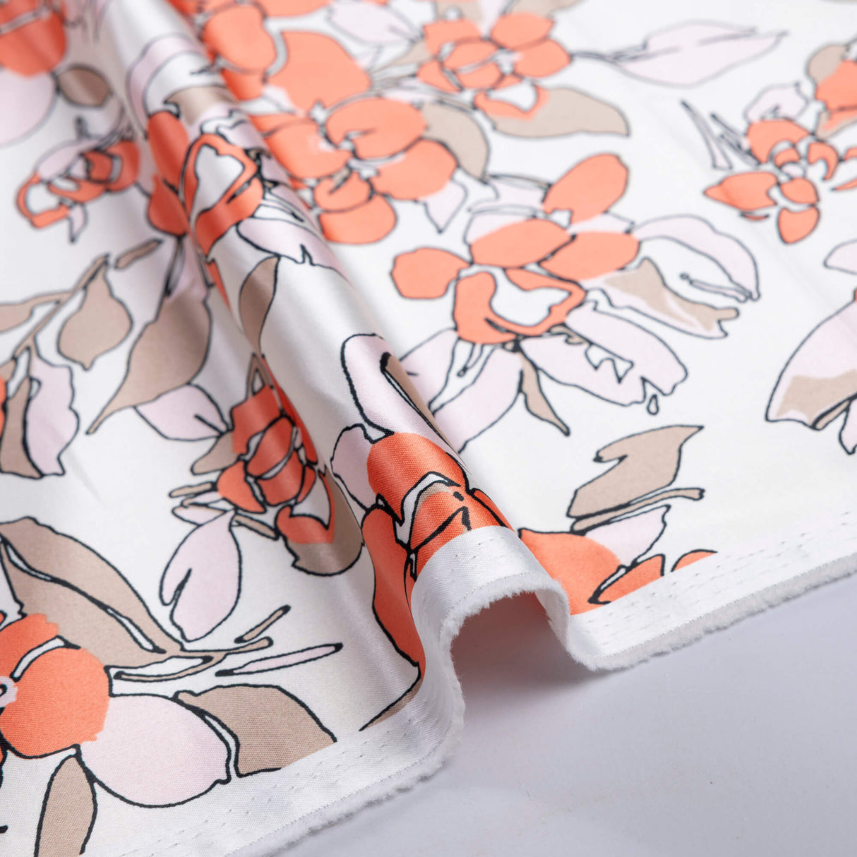 Satin lourd – Fleurs corail fond ivoire