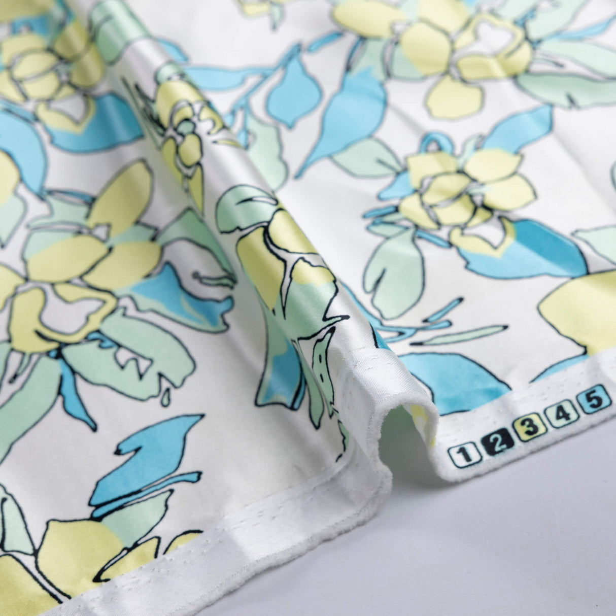 Satin lourd – Fleurs pastel bleu & jaune