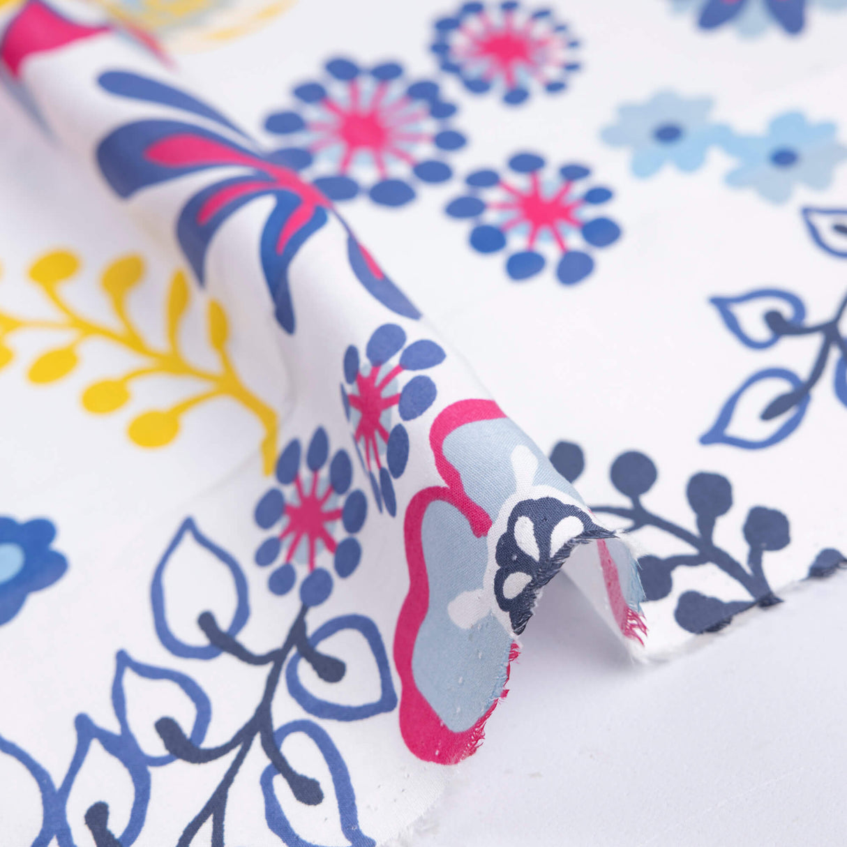 Étoffe 100% viscose - Fleurs bohèmes multicolores