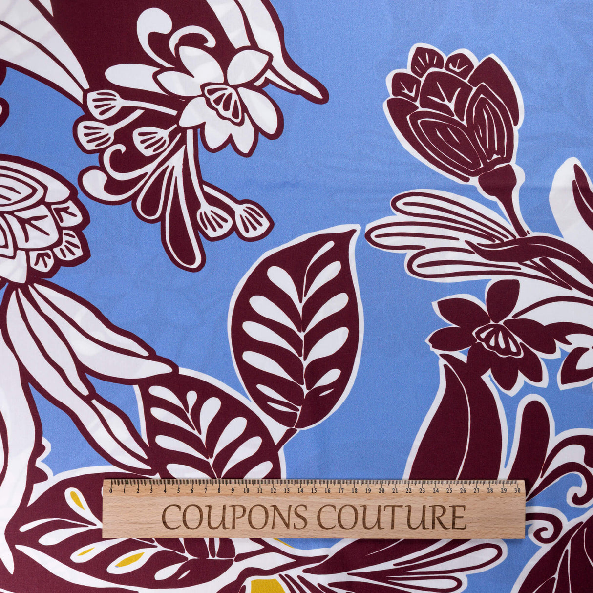 Étoffe 100% viscose - Fleurs graphiques bleu ciel et bordeaux