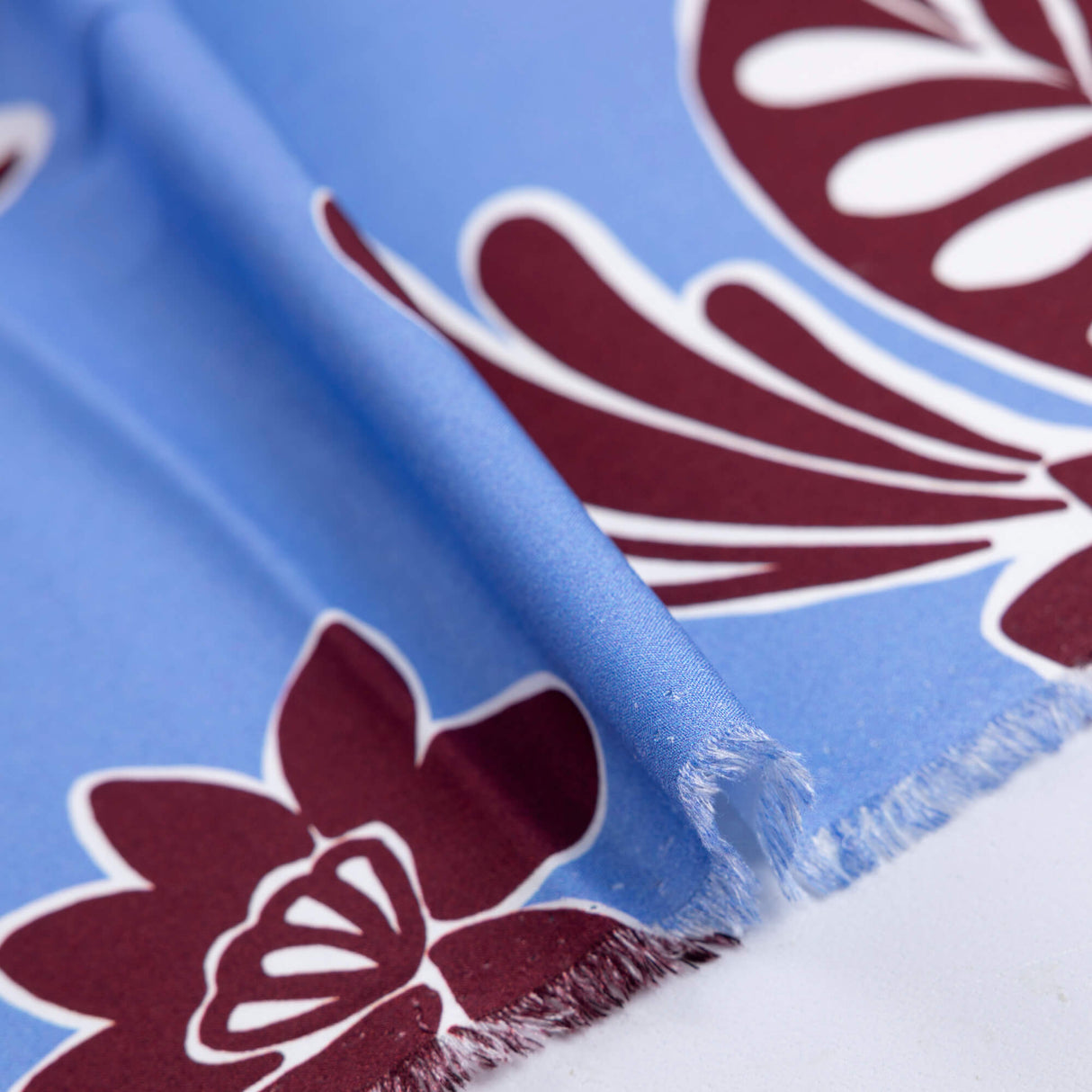 Étoffe 100% viscose - Fleurs graphiques bleu ciel et bordeaux