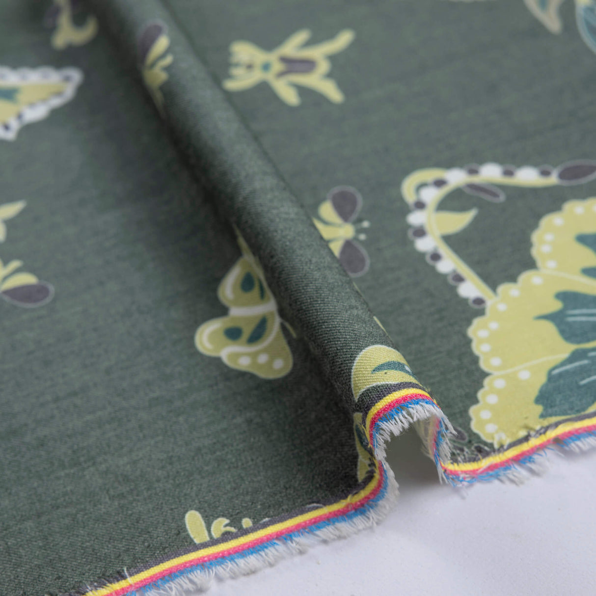 Gabardine de laine extensible - Fleurs et papillons vert olive