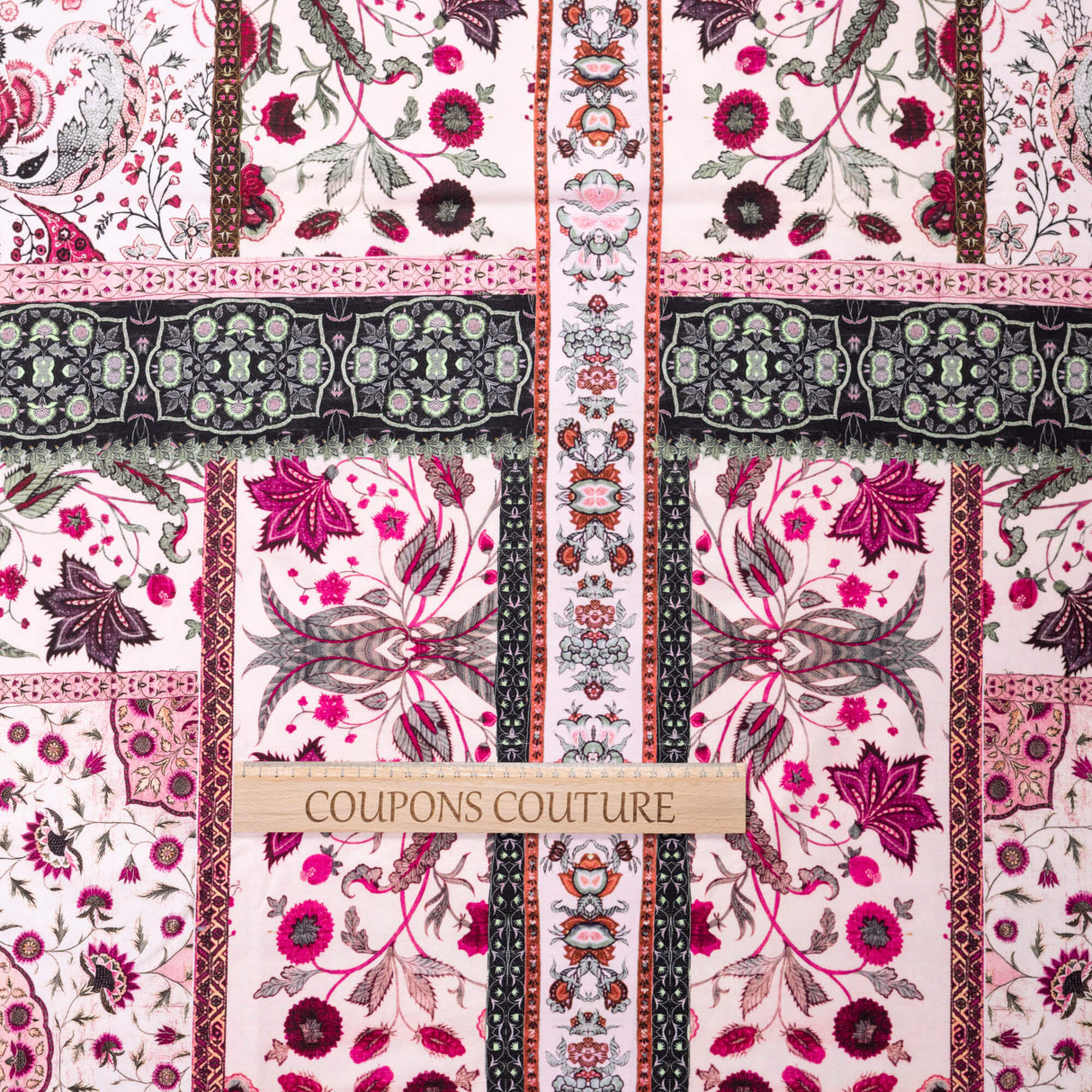 Punto di Roma - Motif cachemire et fleurs rose poudré