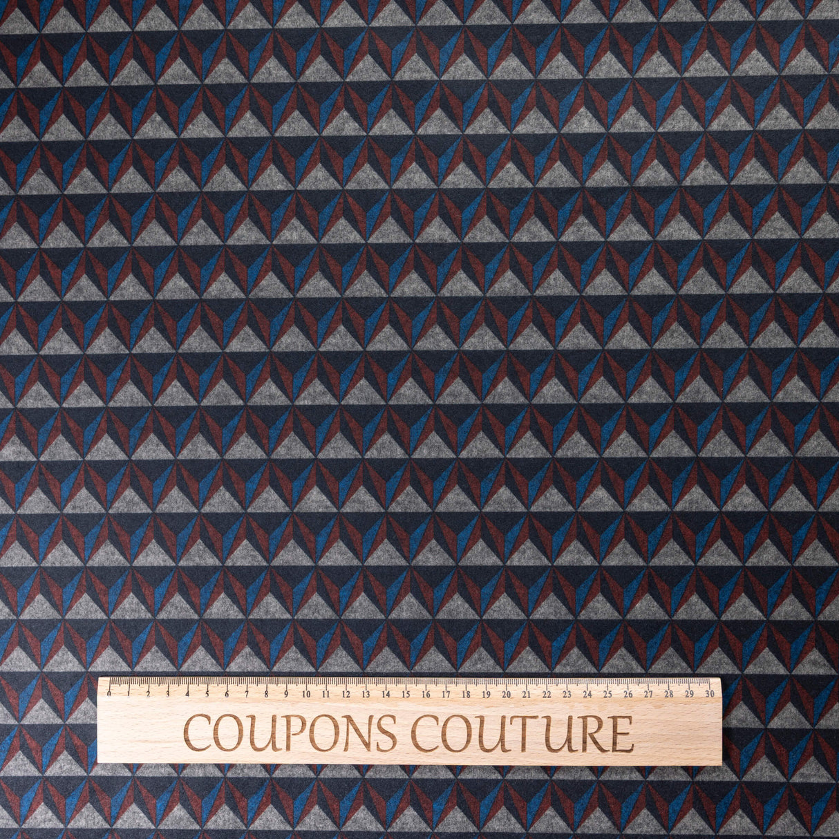 Maille Milano émerisée - Triangles graphiques bleu et rouge