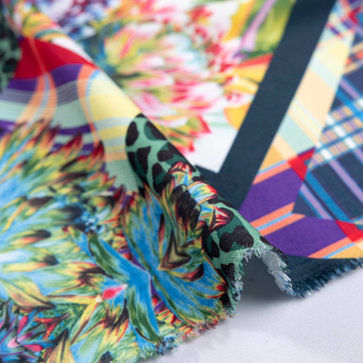 Crêpe sergé - Fleurs multicolores et carreaux