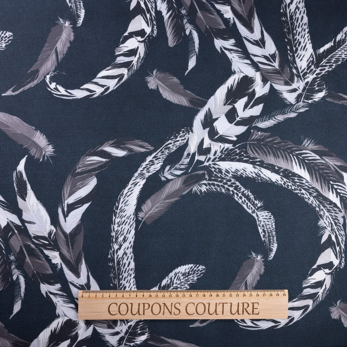Crêpe - Plumes grises fond noir