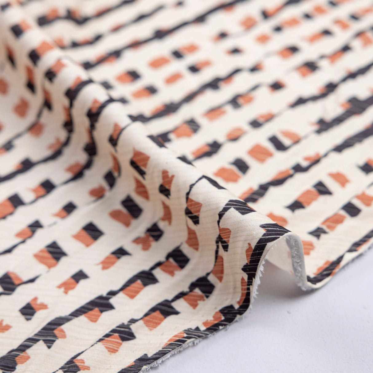 Crêpe microfibre - Graphisme noir et terracotta fond écru