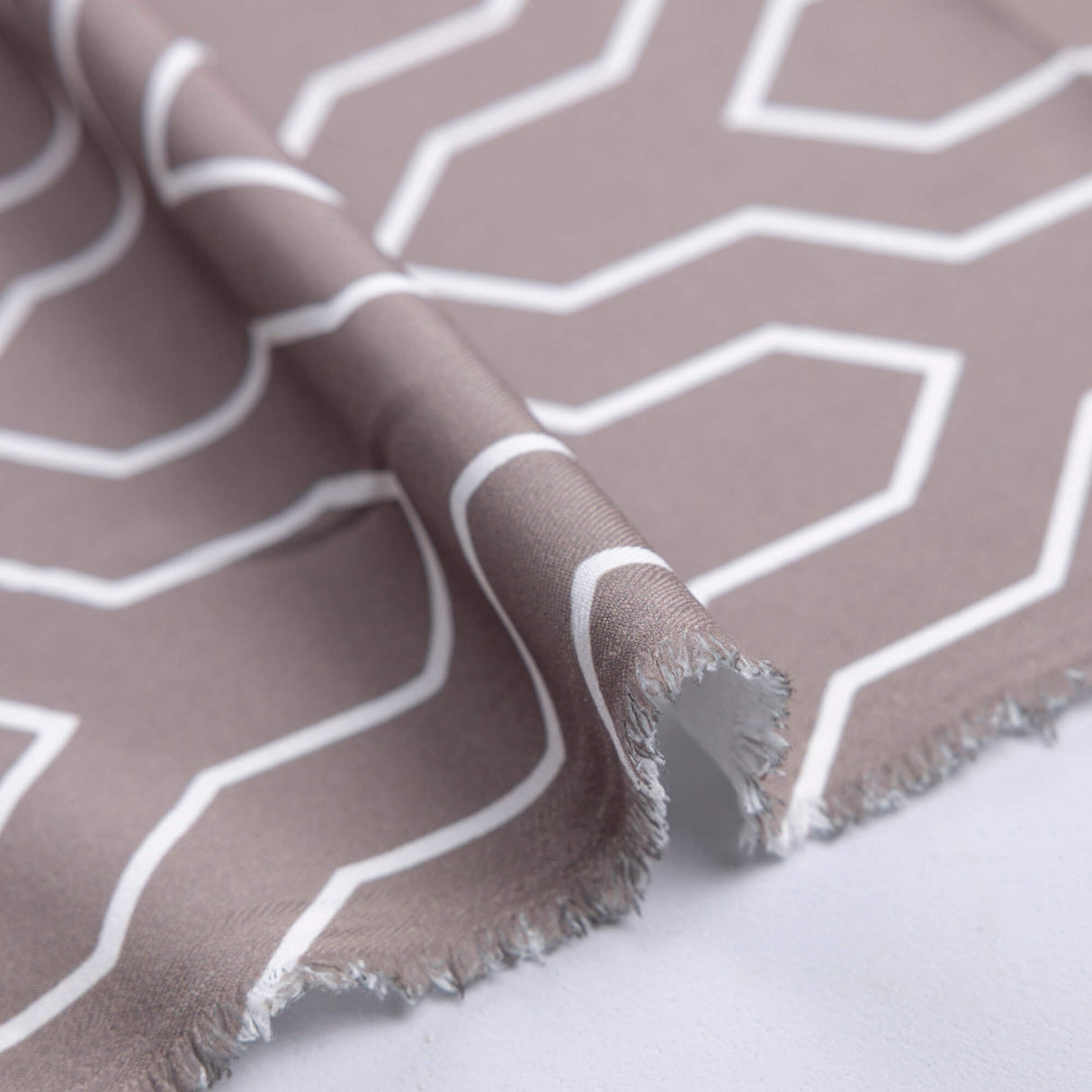 Crêpe sergé - Géométrique taupe et blanc