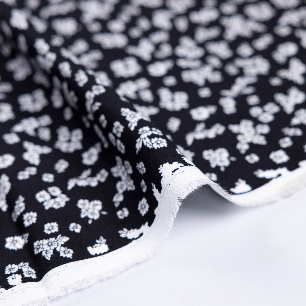 Étoffe 100% viscose – Fleurs blanches fond noir