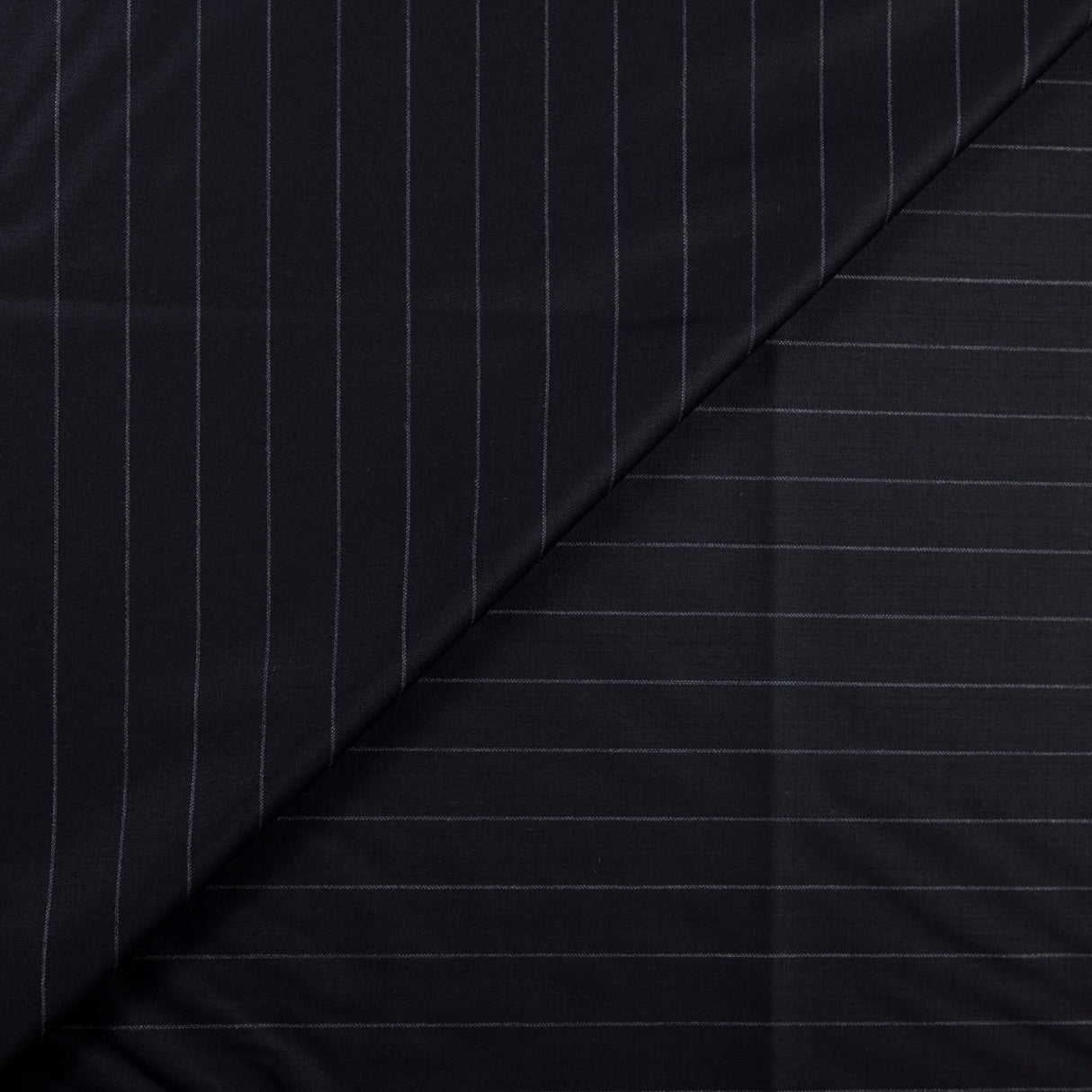 Tissu tailleur 100% laine vierge Super 100’s – Rayure craie fond noir