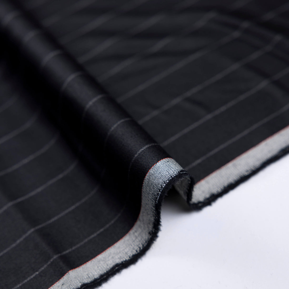 Tissu tailleur 100% laine vierge Super 100’s – Rayure craie fond noir