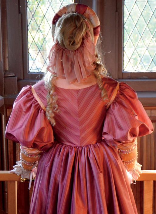 Patron McCall's n°7763 - Robe Renaissance pour femmes