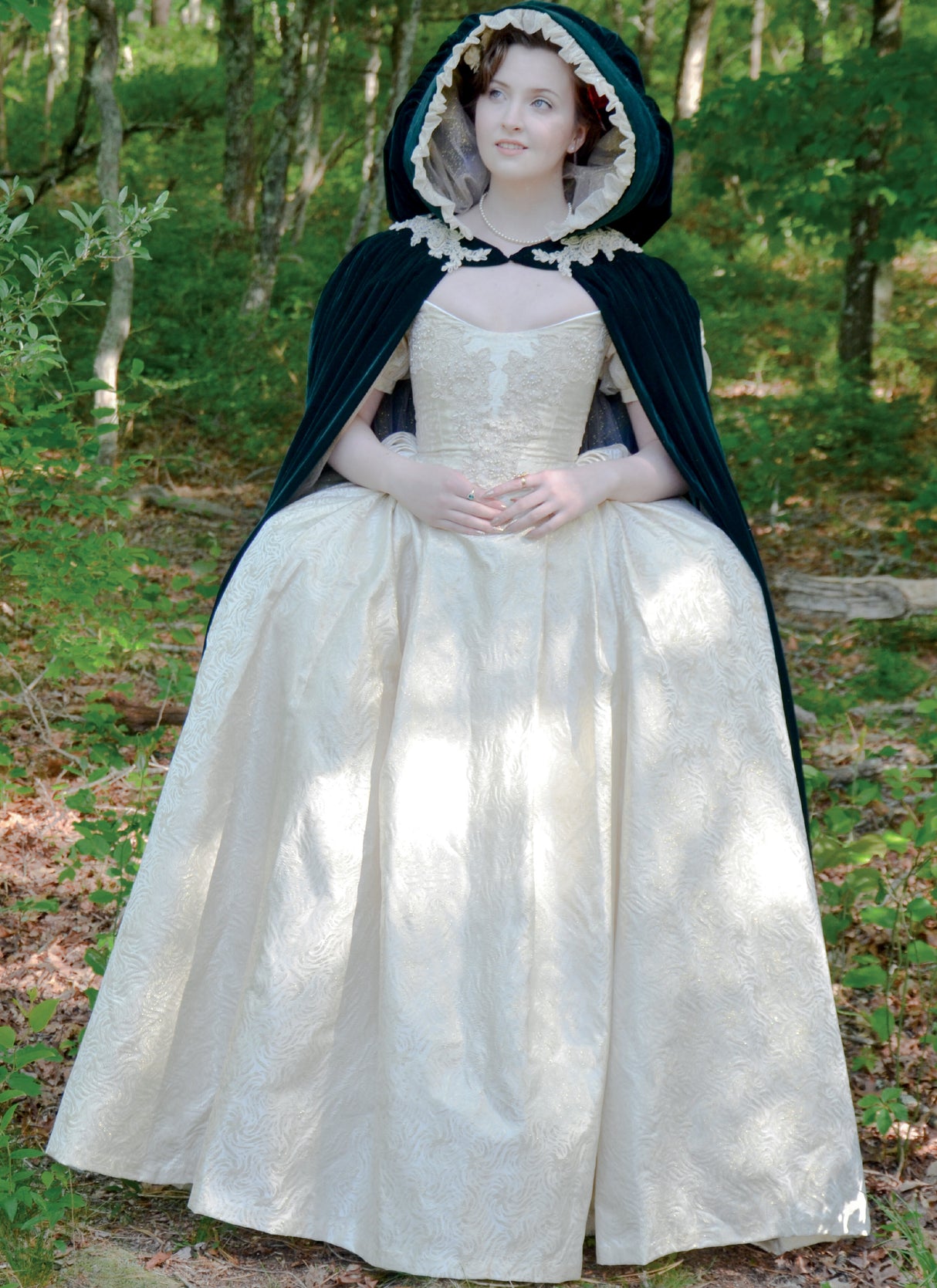 Patron McCall's n°7886 - Cape à capuche pour femme