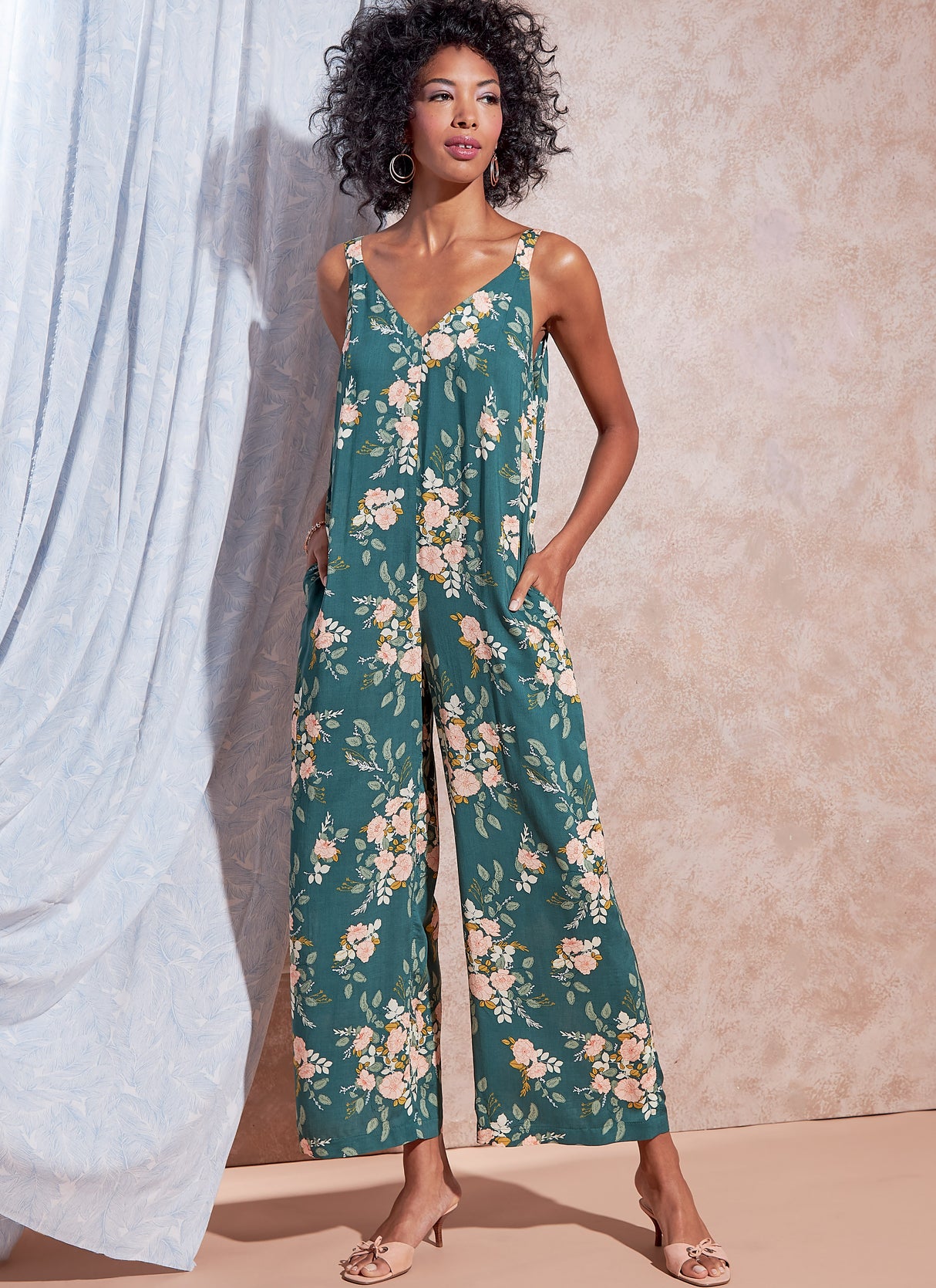 Patron McCall's n°8261 - Barboteuse, combinaison et robe avec ceinture