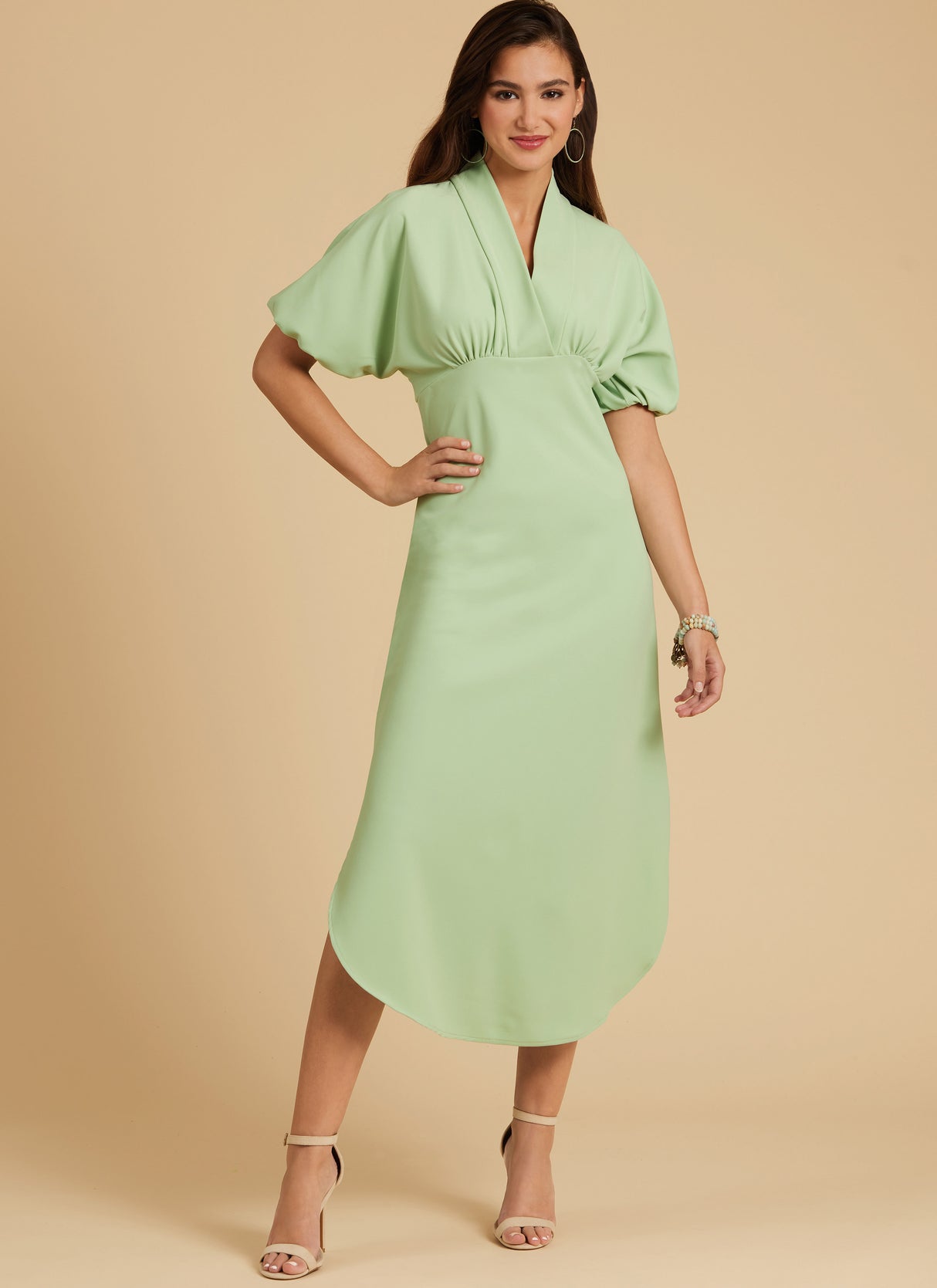 Patron McCall's n°8406 - Robe à taille empire avec variations de manches et d'ourlet