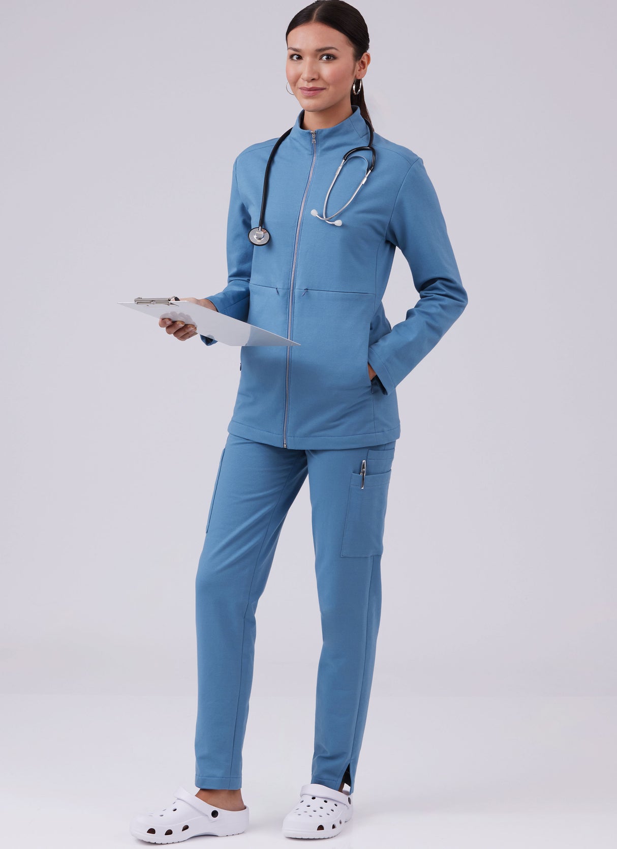 Patron McCall's n°8468 - Ensemble de blouse médicale et pantalon