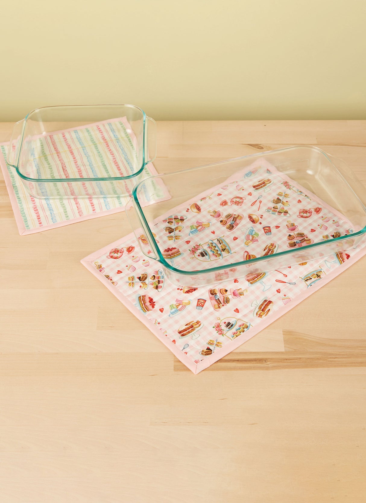 Patron McCall's n°8494 - Tablier et accessoires de cuisine pour femmes