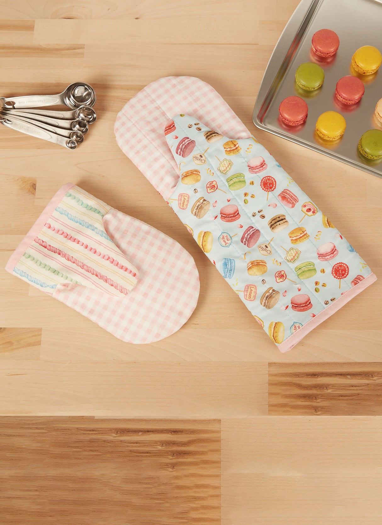 Patron McCall's n°8494 - Tablier et accessoires de cuisine pour femmes
