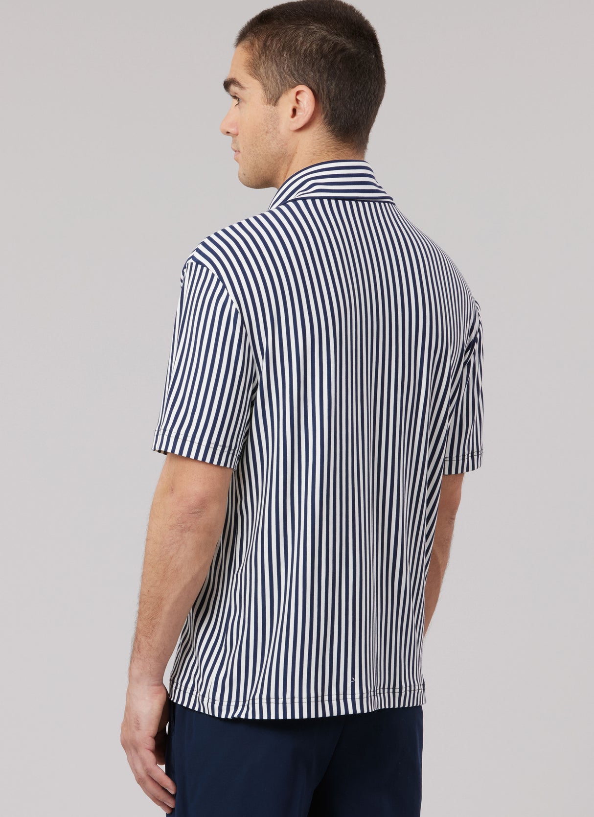Patron McCall's n°8589 - Haut polo col V avec poche poitrine
