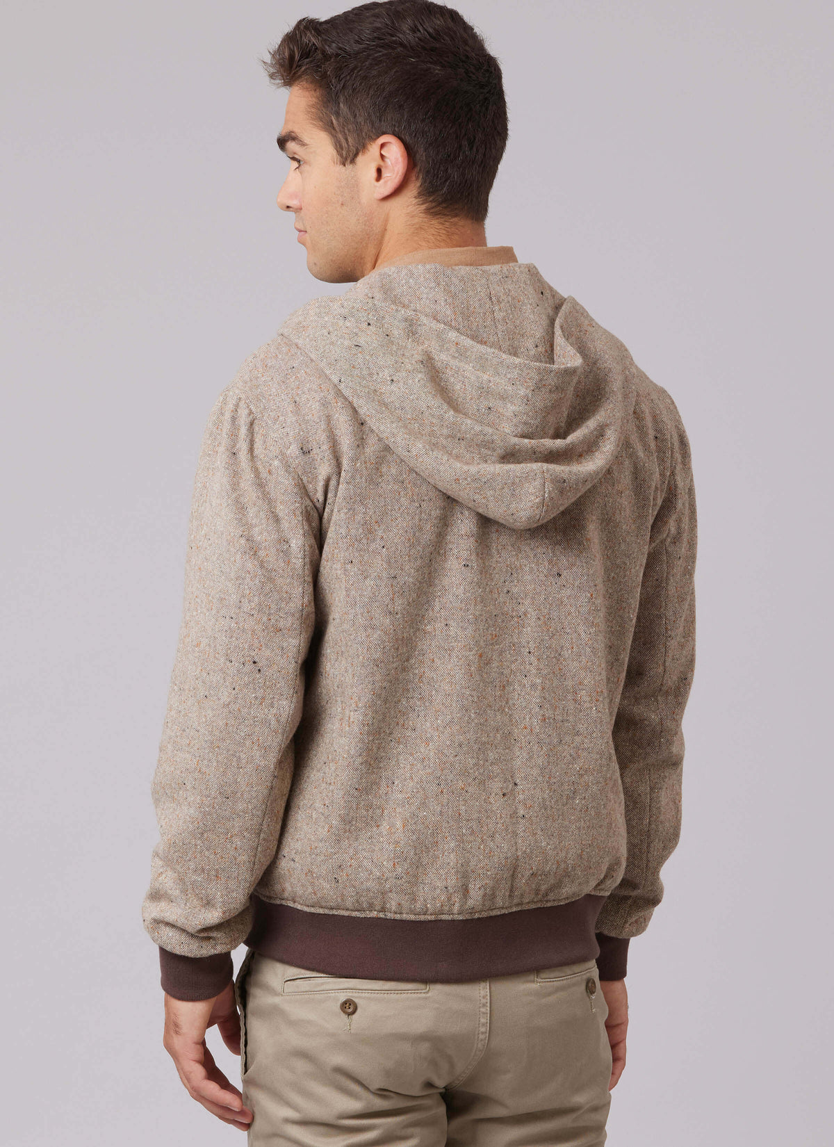 Patron McCall's n°8635 – Blouson aviateur doublé est doté d’une fermeture à glissière sur le devant