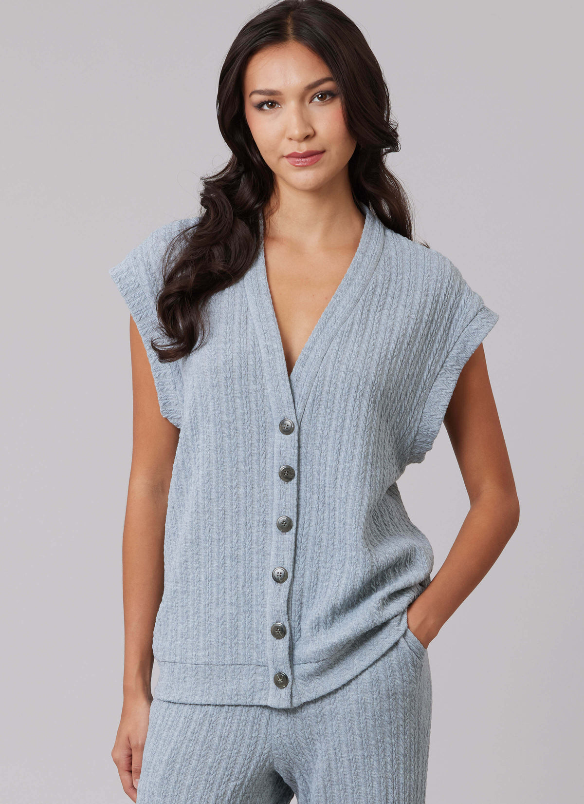 Patron McCall's n°8637 – Gilet et le cardigan à col en V présentent une patte de boutonnage sur le d
