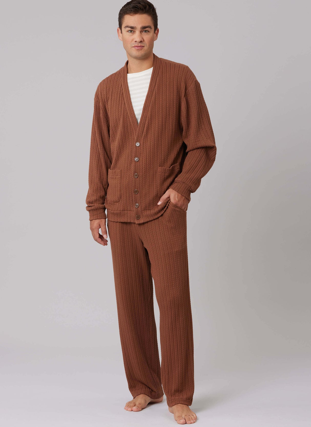 Patron McCall's n°8637 – Gilet et le cardigan à col en V présentent une patte de boutonnage sur le d