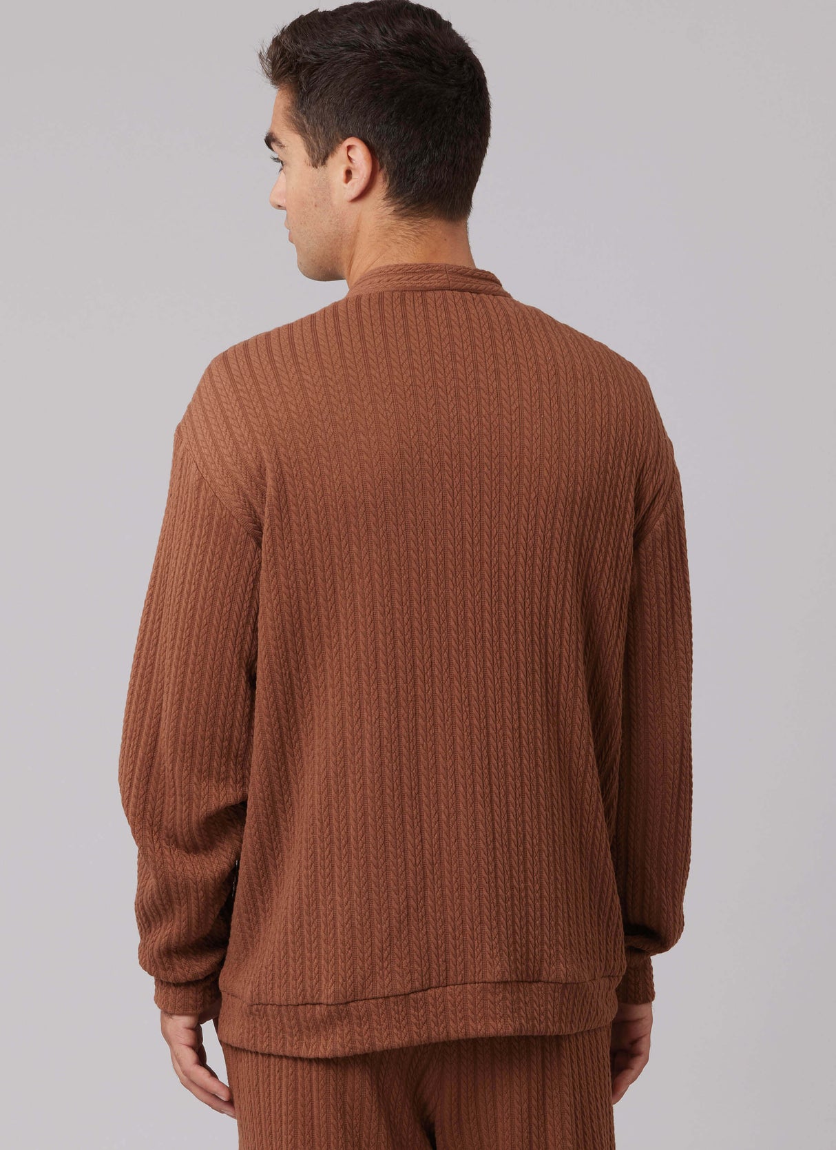 Patron McCall's n°8637 – Gilet et le cardigan à col en V présentent une patte de boutonnage sur le d
