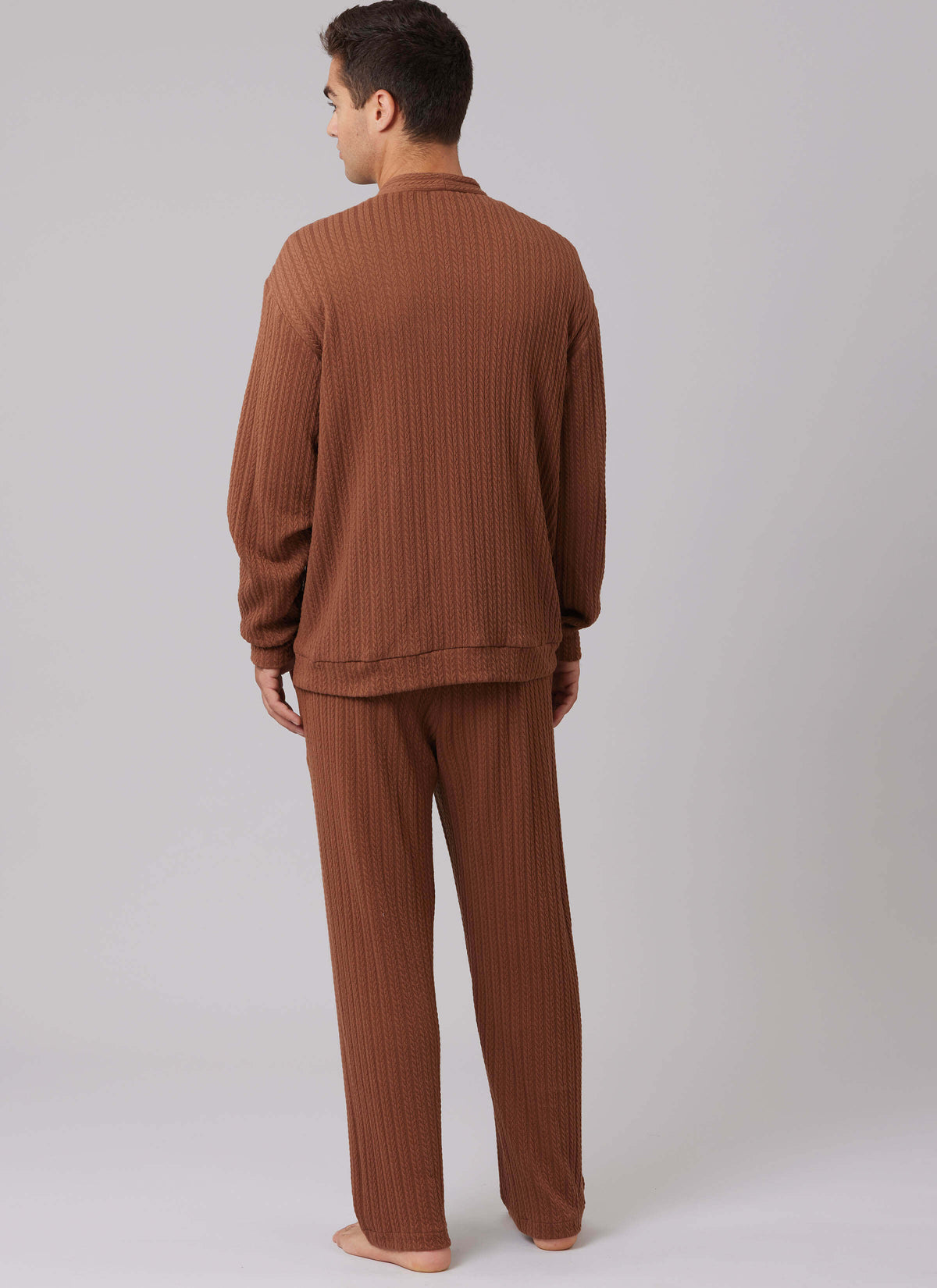 Patron McCall's n°8637 – Gilet et le cardigan à col en V présentent une patte de boutonnage sur le d