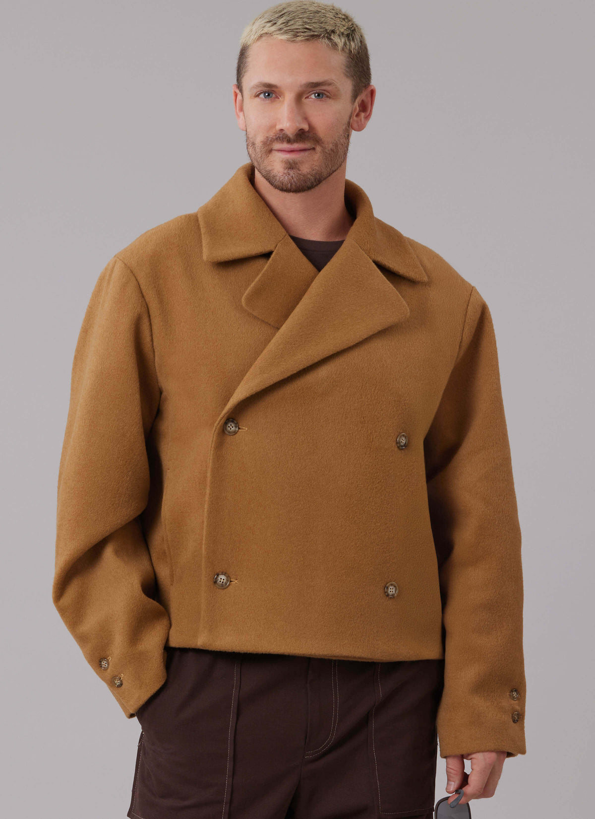 Patron McCall's n°8638 – Veste croisée ample et doublée présente un grand col cloche