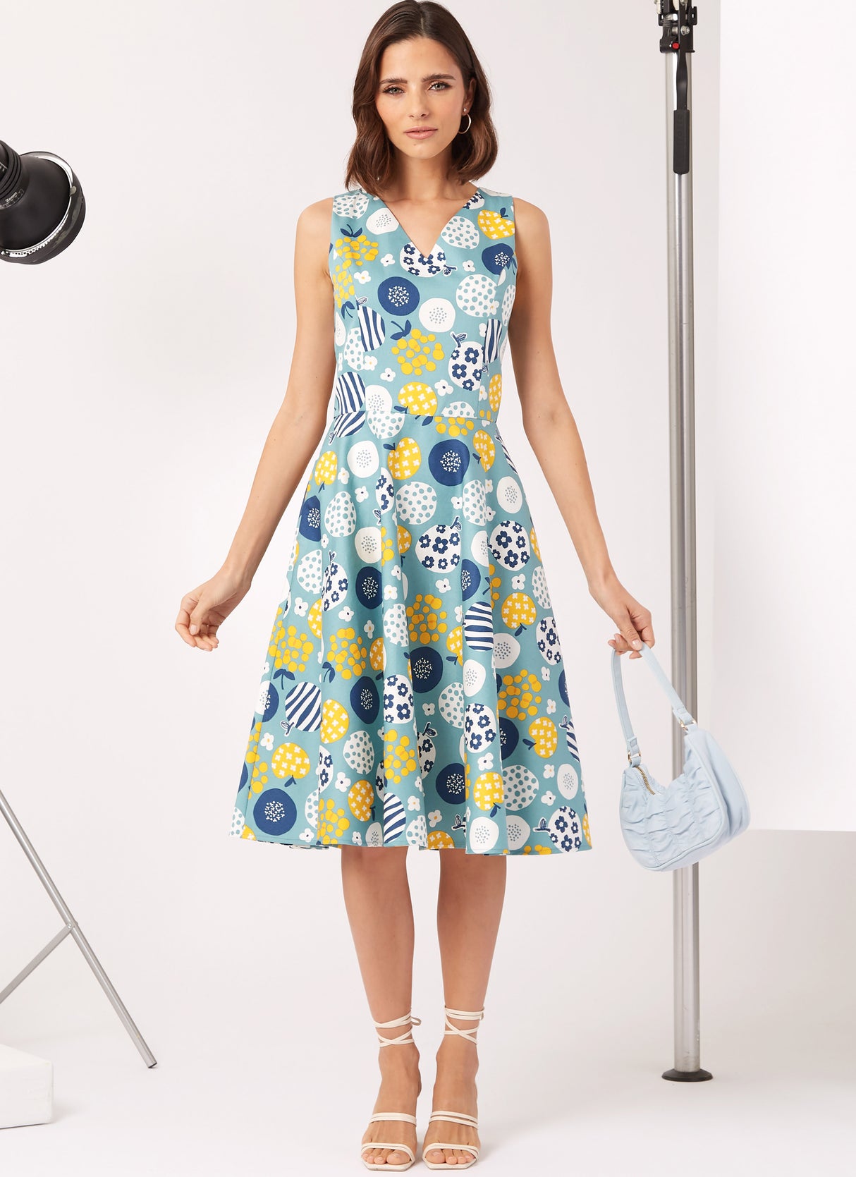 Patron New Look n°6748 – Robe à encolure en V