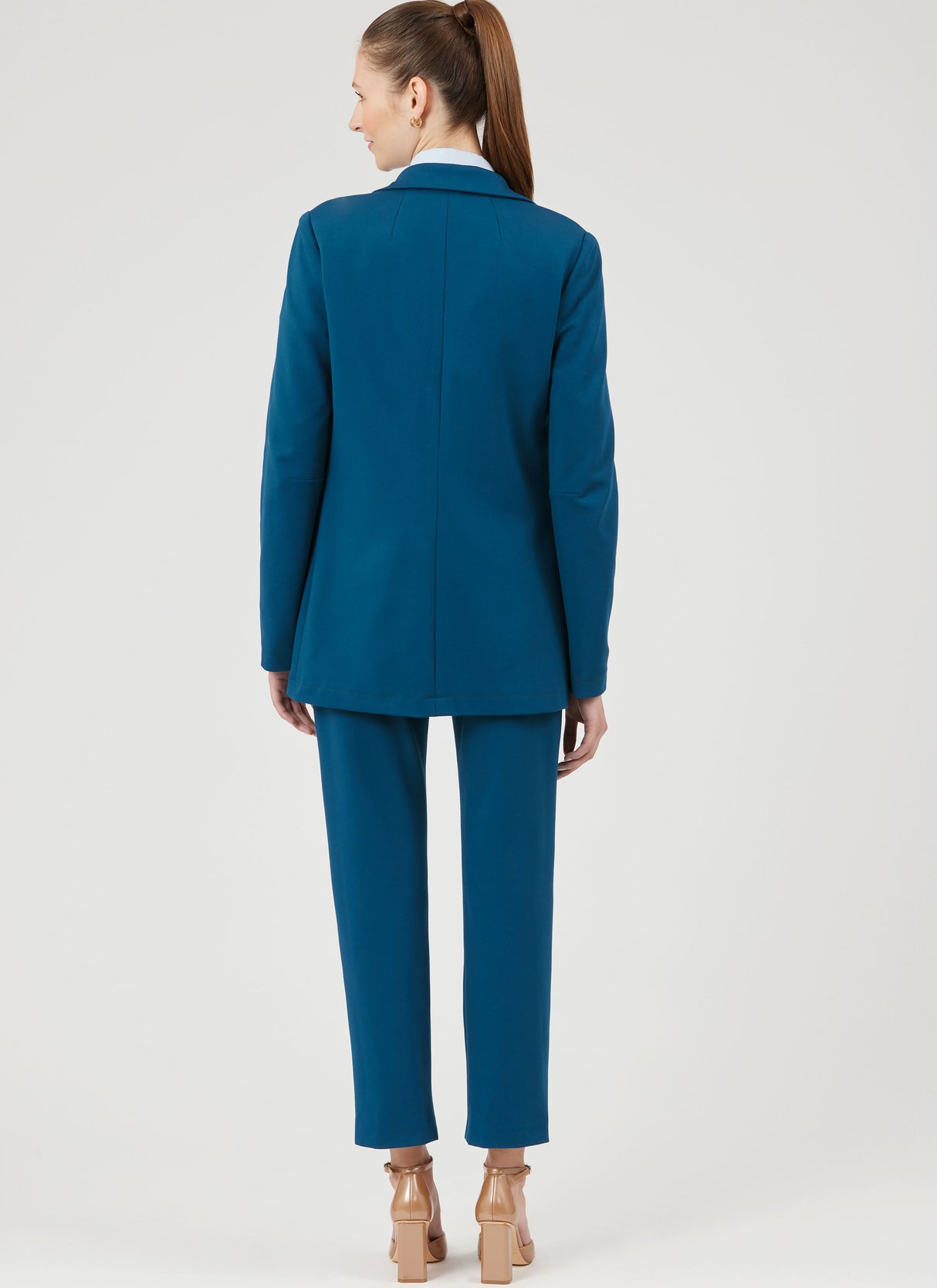 Patron New Look n°6794 - Veste et pantalon pour femmes avec variations de style