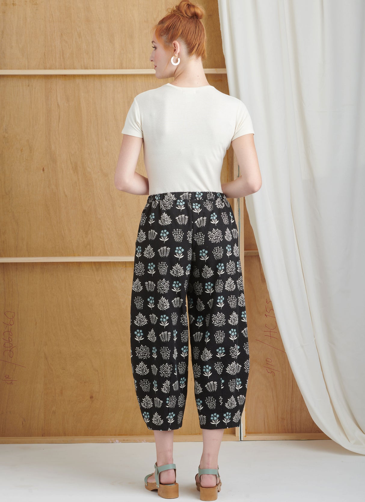Patron Simplicity n°9907 – Tabliers en trois longueurs et pantalons lanternes