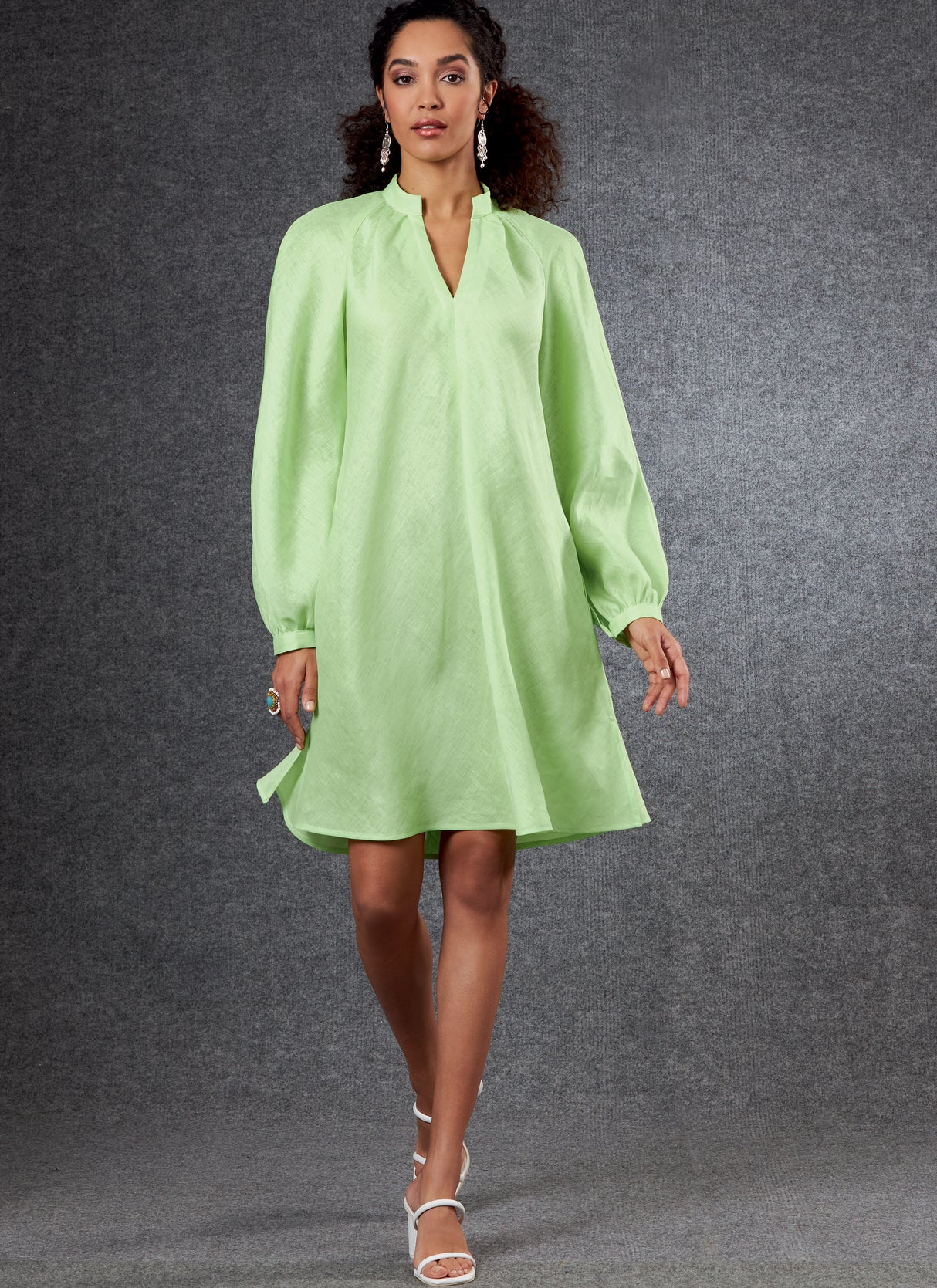 Patron Vogue n°1803 - Robe évasée avec col montant et manches raglan volumineuses